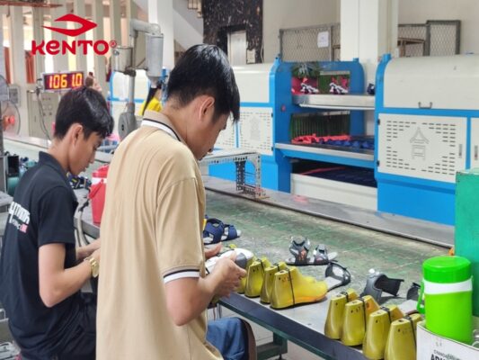 Giày trắng cho bé trai