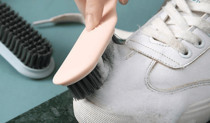 Làm trắng giày da với giấm và chanh