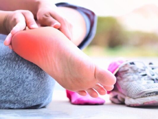 Bé đi giày bị đau gót chân