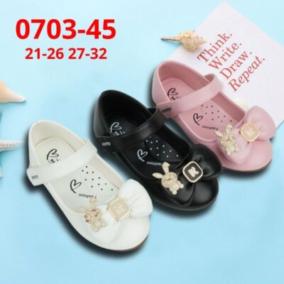 Bé đi giày búp bê bị tuột gót