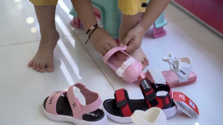 chọn giày cao gót cho bé gái