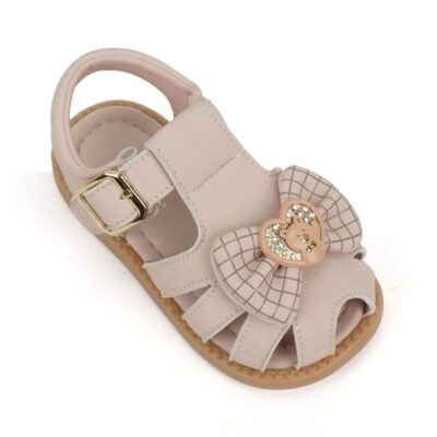 Chọn sandal hay giày kín mũi cho bé đi mẫu giáo