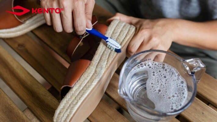 giặt giày sandal có đế mút