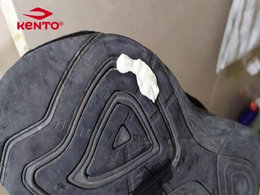 Tẩy vết kẹo cao su trên giày