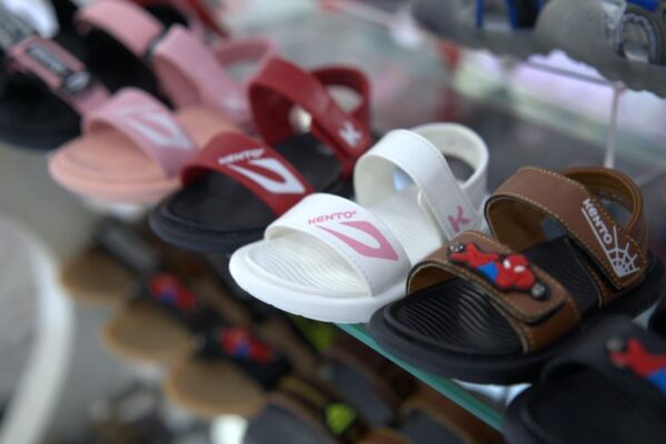 Trang trí giày búp bê cũ